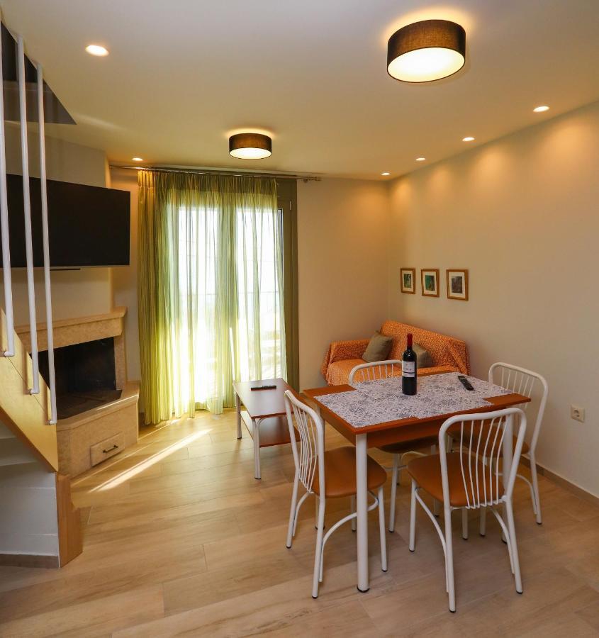 East & West Seaside Apartments Gialtra Ngoại thất bức ảnh